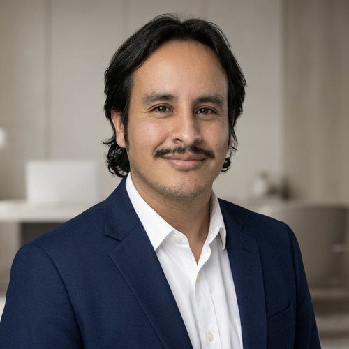 Retrato de Miller Millán, fundador y desarrollador full-stack